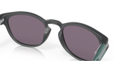 Päikeseprillid OAKLEY Latch Matte Carbon Prizm Grey